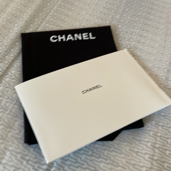 Authentic Chanel black dust bag 20 x 21 and cleaning cloth packet - Picture 7 of 9